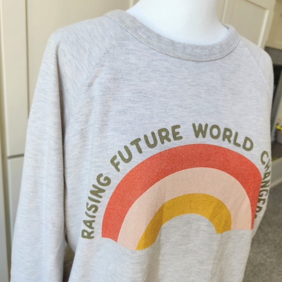 Crowned Free Gray Sweatshirt Raising Future World Changers Graphic Cute Medium - Picture 4 of 17